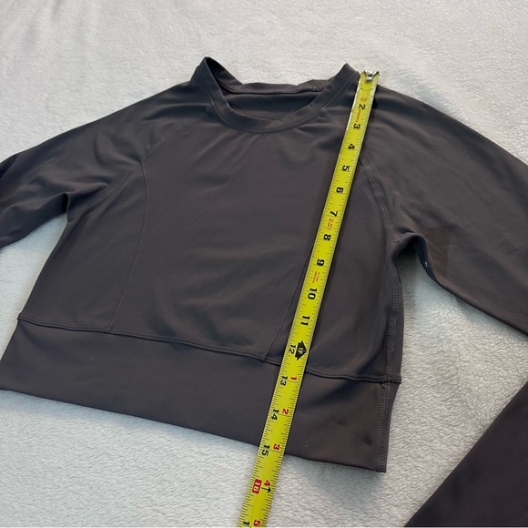 TALA SkinLuxe Crop Keyhole Long Sleeve Top in Tornada Grey Size Small - Picture 9 of 12